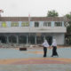 Atap bangunan dua ruang kelas di SMP Negeri 2 Kebomas tampak roboh berserakan