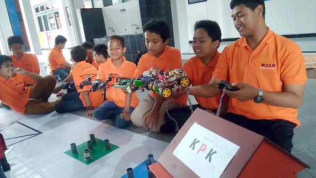 Manfaatkan Libur Panjang, SMP Muhammadiyah 12 GKB Ciptakan Robot Anti Korupsi