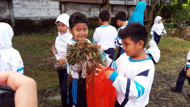 Peringati Hari Peduli Sampah, Siswa SD Punguti Sampah di Pasar