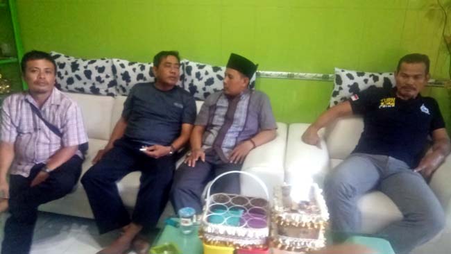 Achmad Mustofa, Kepala Desa Kedanyang Kecamatan Kebomas Kabupaten Gresik yang telah mendatangi kediaman mantan Kepala Desa Almuah