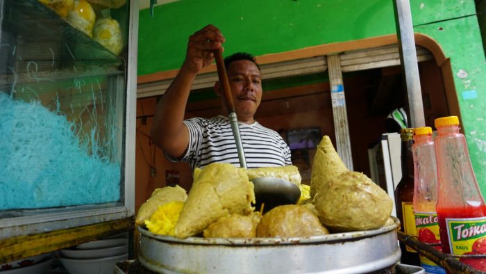 Suwandi, penjual bakso tumpeng dan Selimut Tetangga