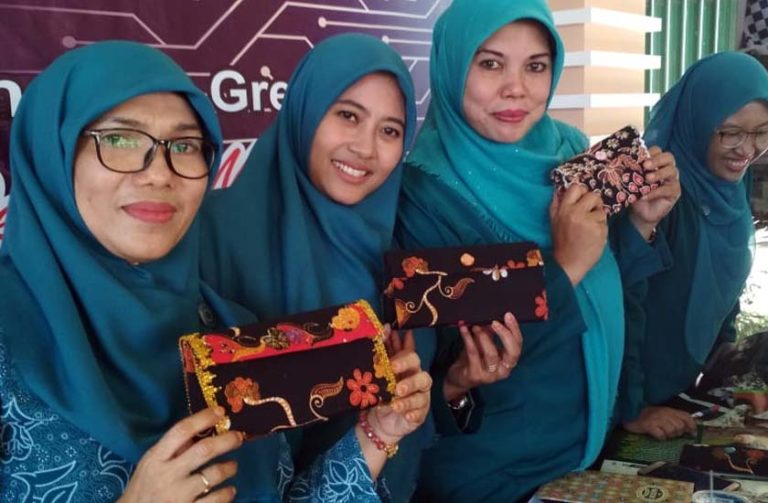 Ibu ibu di Gresik Ubah Limbah Kain Batik  Jadi Produk 