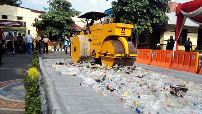 Jelang Bulan Puasa, Polres Gresik Musnahkan Ribuan Botol Miras Hasil Tangkapan 10 Hari