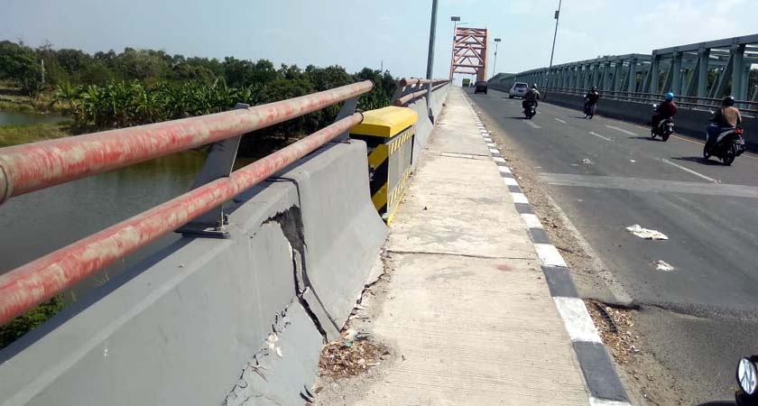 Terlihat bangunan Jembatan II Sembayat yang retak retak