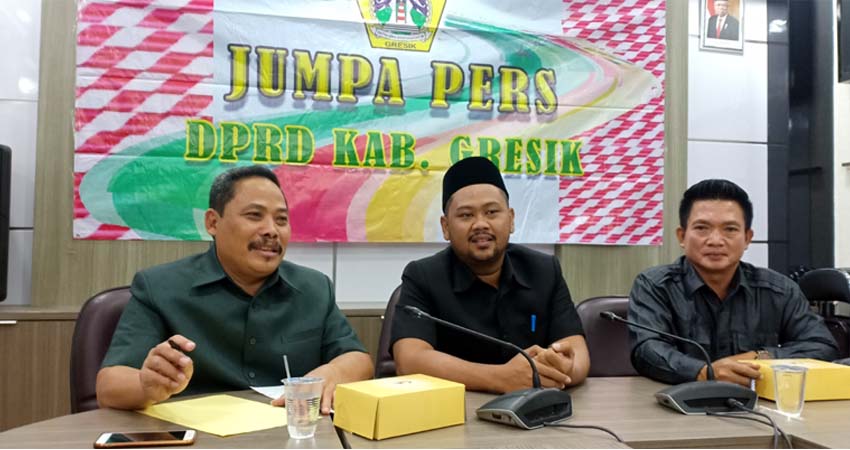 Ketua DPRD Gresik, Fandi Akhmad Yani (baju hitam berkopyah tengah) saat jumpa pers bersama awak media