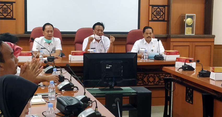 Bupati saat memimpin rapat yang kala itu didampingi oleh Plh Sekda Gresik Nadlif dan Kepala Inspektorat Edi Hadisiswoyo