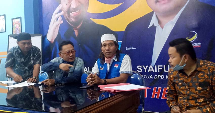 Anggota DPRD Gresik Nur Hudi didampingi Tim Advokasi DPD Nasdem Irfan Choiri saat memberikan statemen klarifikasi kepada awak media