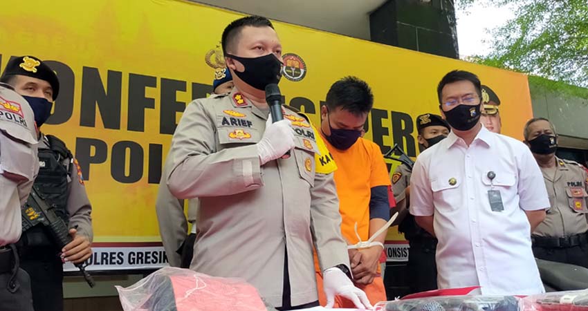 Kapolres Gresik AKBP Arief Fitrianto saat jumpa pers bersama awak media di Halaman Mapolres Gresik