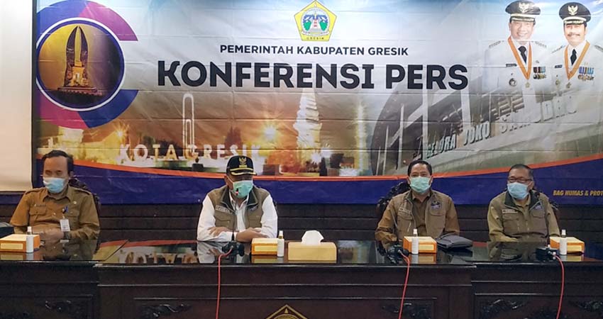 Bupati Gresik Dr Sambari Halim Radianto saat pers converence dengan para awak media yang berlangsung di Ruang Puteri Cempo Kantor Bupati Gresik pada Selasa (9/6/2020)