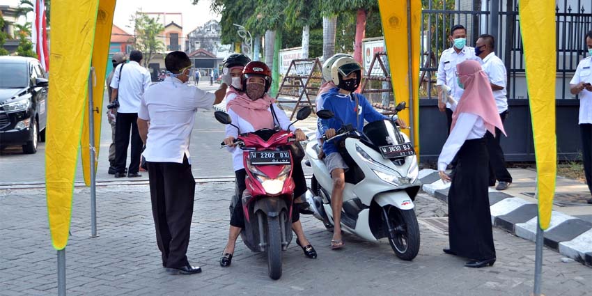 PENGECEKAN : Pintu gerbang masuk Pemkab Gresik, sarat pengecekan protokol kesehatan disetiap pegawai maupun tamu