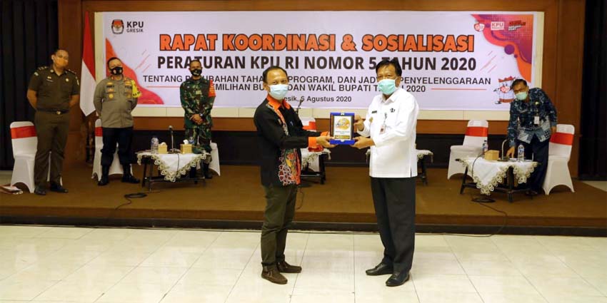 Bupati Gresik Sambari saat rapat koordinasi dan sosialisasi Peraturan KPU RI Nomer 5 tahun 2020, Kamis (6/8) di Ruang Mandala Bakti Praja Kantor Bupati Gresik