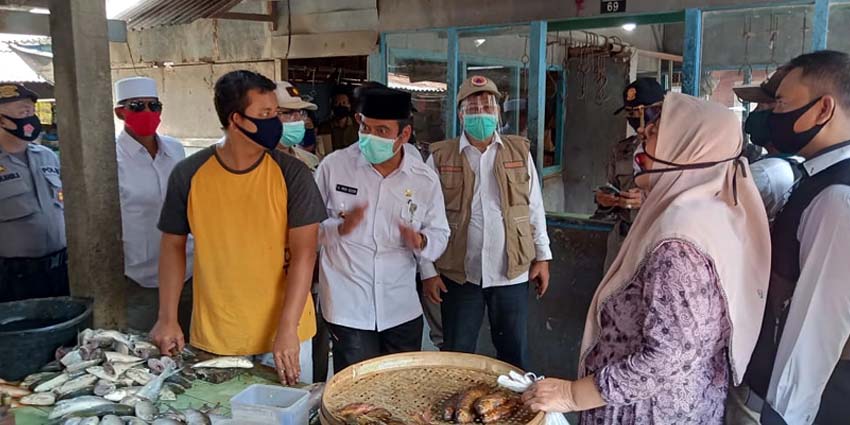 Wakil Bupati Gresik Dr. Mohammad Qosim saat sidak langsung ke pasar Balongpanggang