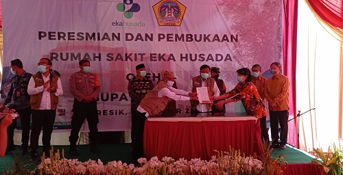 PERESMIAN: Didampingi sejumlah pejabat Bupati Gresik saat resmikan Rumah Sakit Eka Husada.