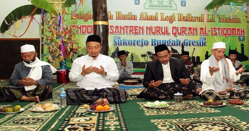 HADIRI MAULID NABI: Pasangan QA saat menghadiri undangan Maulid Nabi di Ponpes Nurul Quran Al-Istiqomah Sukorejo Bungah.