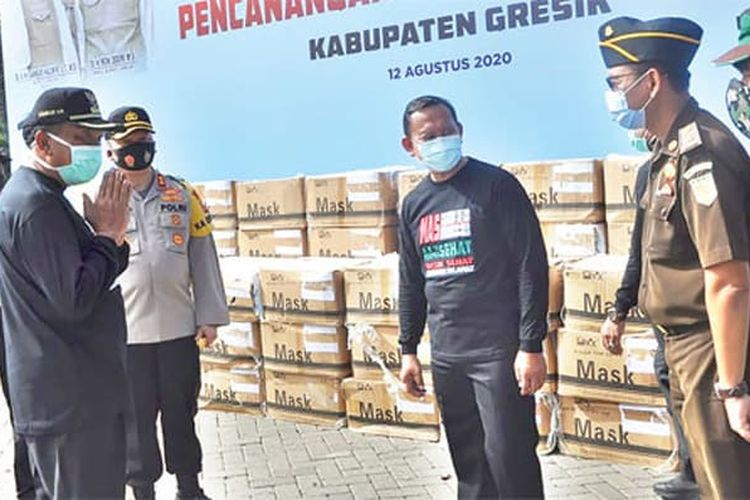 PENCANANGAN : Bupati Gresik Sambari saat apel pencanangan yang berlangsung di halaman kantor Bupati Gresik